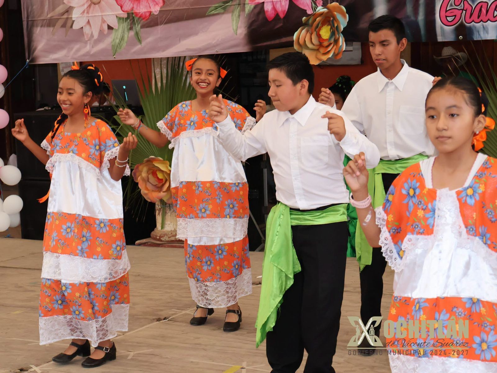 ¡Un festejo lleno de amor y alegría para nuestras mamás de Xochitlán! 🌸✨